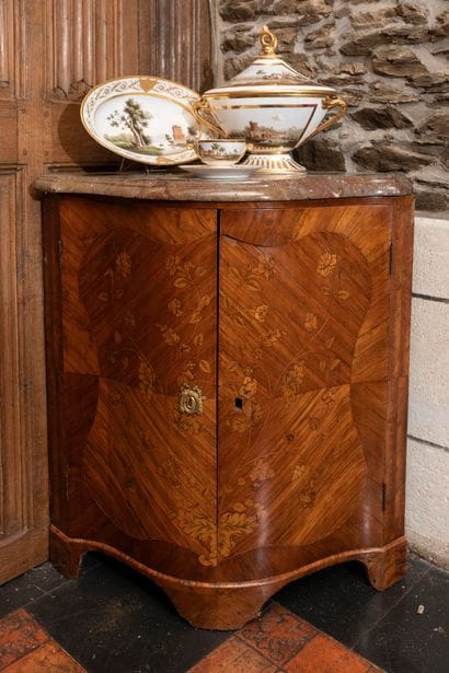 
Pair of corner pieces of wood veneer decorated...