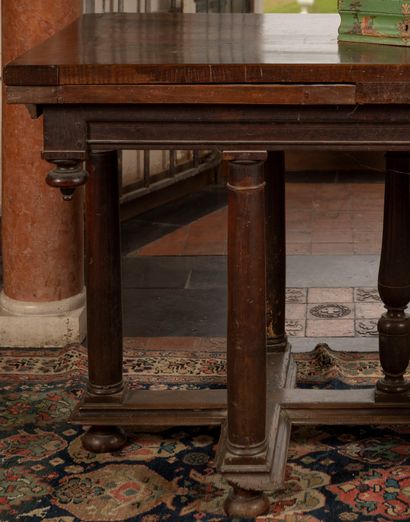 
Table en noyer à rallonges reposant sur...