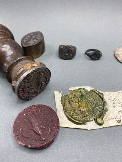 
Lot d'objets divers comprenant :

- Disque...