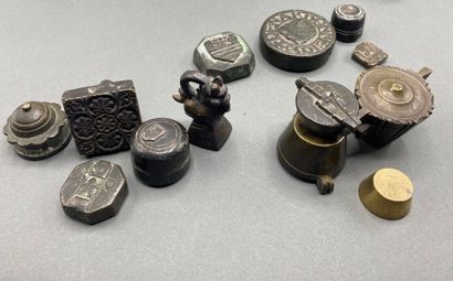
Lot d'objets divers comprenant :

- Disque...