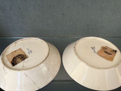 Deux tasses en porcelaine de Saxe à décor...