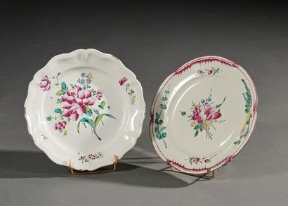 Deux assiettes en faïence à décors de bouquets...