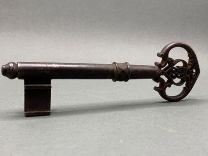 Clef en fer forgé, anneau avec monogramme...