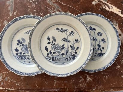 Suite de trois assiettes en porcelaine de...