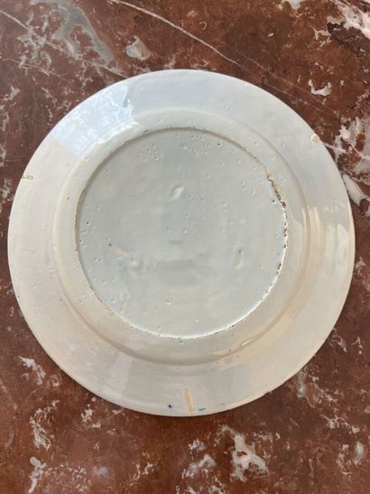 Assiette en faïence à décor bleu blanc de...