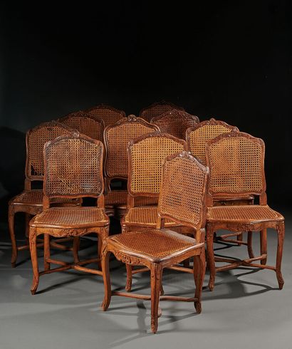 Dix chaises de salle à manger en bois naturel...