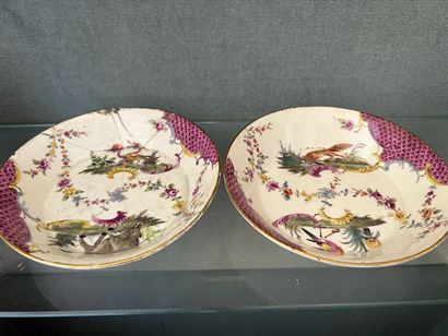 Deux tasses en porcelaine de Saxe à décor...