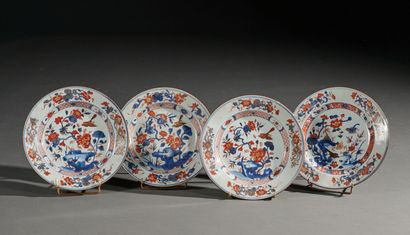 Suite de 4 assiettes en porcelaine Imari,...