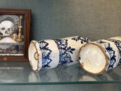 Paire de vases en faience de Delft de forme...