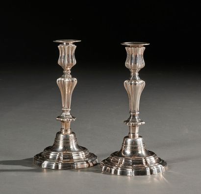 Paire de bougeoirs en bronze argenté, le...