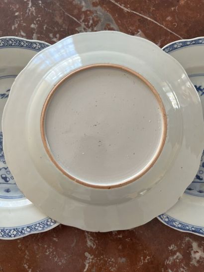 Suite de trois assiettes en porcelaine de...