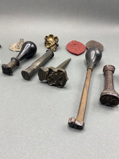 
Lot d'objets divers comprenant :

- Disque...