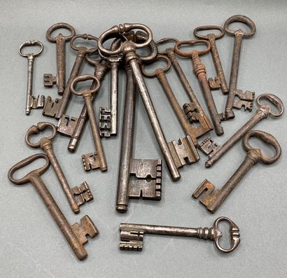 Lot de dix-huit clefs en fer forgé.

XVIIIe/...
