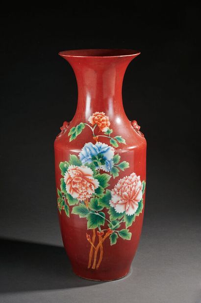 Grand vase balustre en porcelaine de Chine...