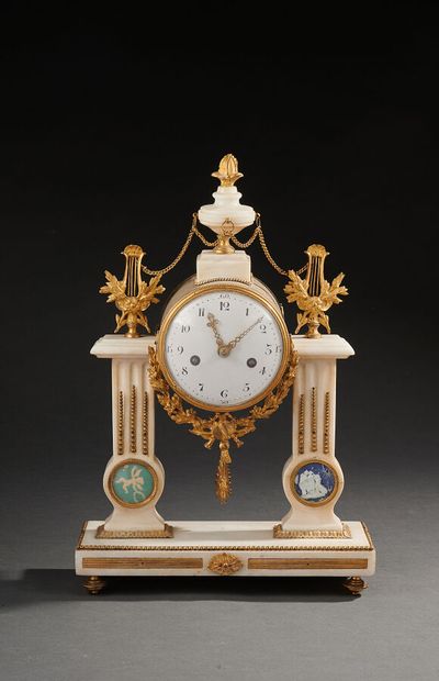 Pendule portique en marbre blanc et bronze...