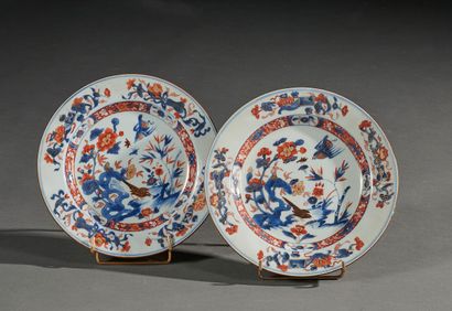 Paire d'assiettes en porcelaine Imari, à...