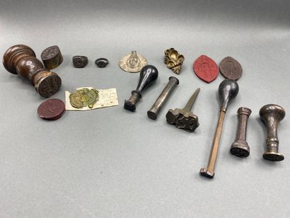 
Lot d'objets divers comprenant :

- Disque...