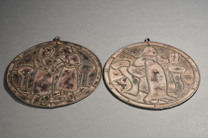 Rare Rondel en verres de couleurs rouge,...