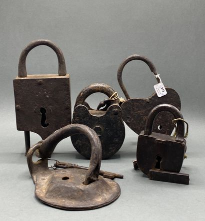 Lot de cinq cadenas en fer forgé composé...