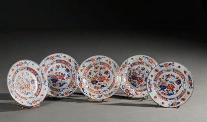 Suite de 5 assiettes en porcelaine Imari,...