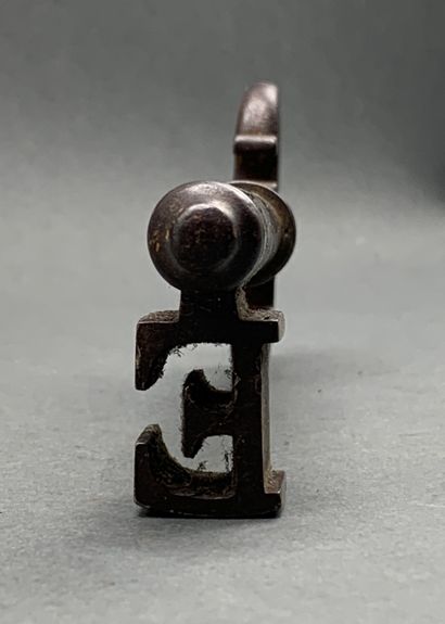 Clef en fer forgé, anneau avec monogramme...