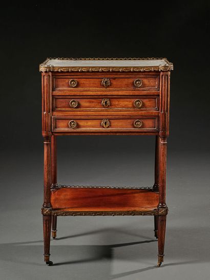 Petite table chiffonnière à tablette d'entretoise...