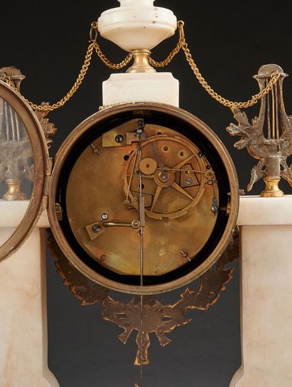Pendule portique en marbre blanc et bronze...