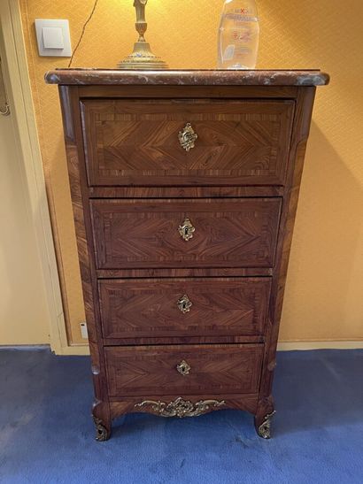 Petite commode en bois de placage ouvrant...