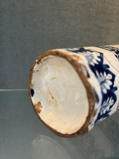 Paire de vases en faience de Delft de forme...