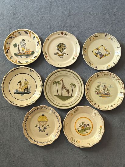 Huit assiettes en faience de Nevers à divers...