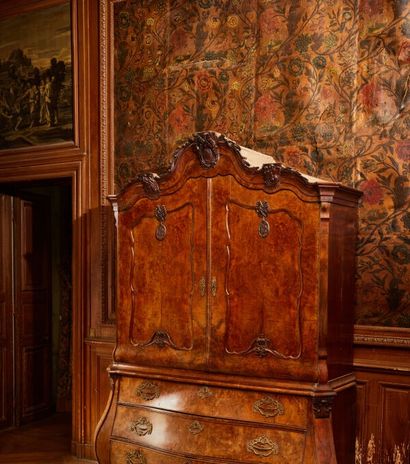 
Rare ensemble de 8 panneaux en cuir de Cordoue...