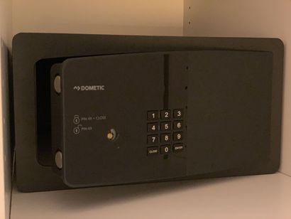 Dometic small safe

Height: 19 cm - Width:...