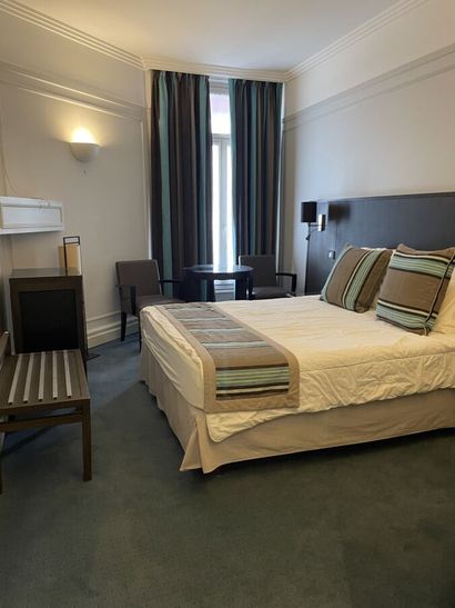 Double bed 

Dimensions : 160 x 200 cm