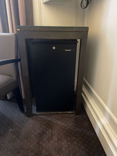 Dark wood minibar with lock

Dimensions :...