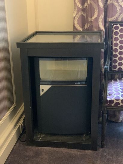 Mini bar in dark stained wood and veneer...