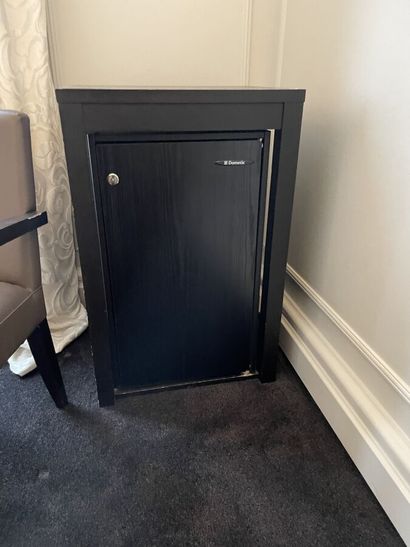 Dark wood minibar with lock

Dimensions :...