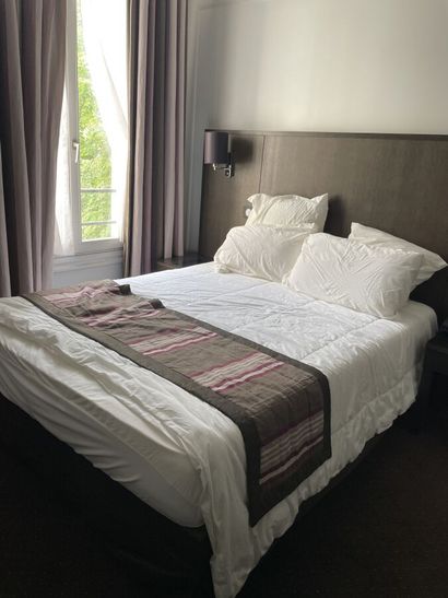Double bed

Size : 140 x 200 cm