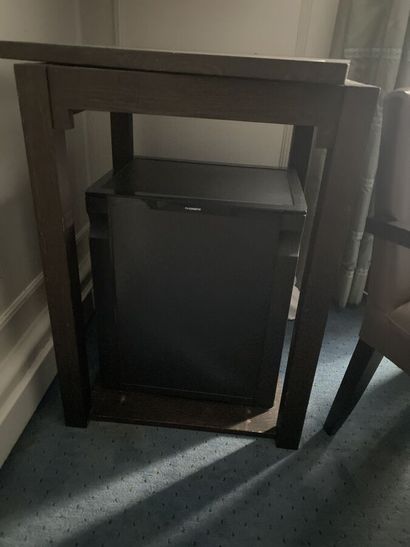 Dark wood minibar with lock

Dimensions :...