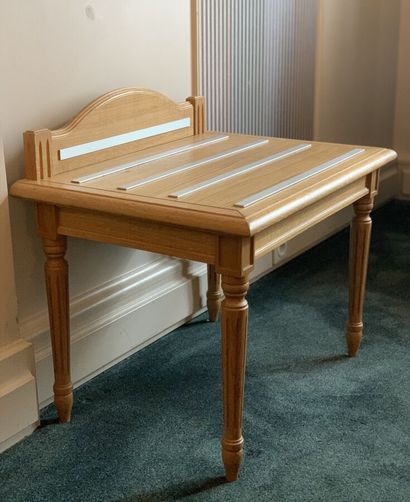 Luggage stand in natural wood and veneer...