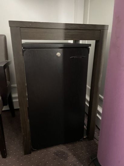 Dark wood minibar with lock

Dimensions :...