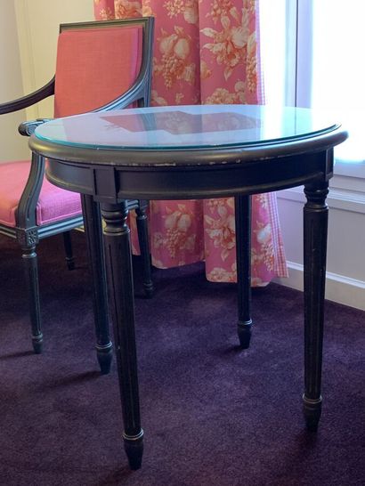 Pedestal table in dark stained wood and veneer...