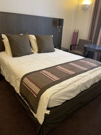 Double bed 

Size : 160 x 200 cm