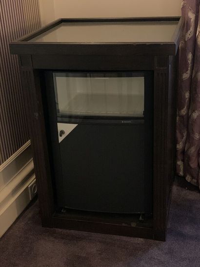 Mini bar in dark stained wood and veneer...