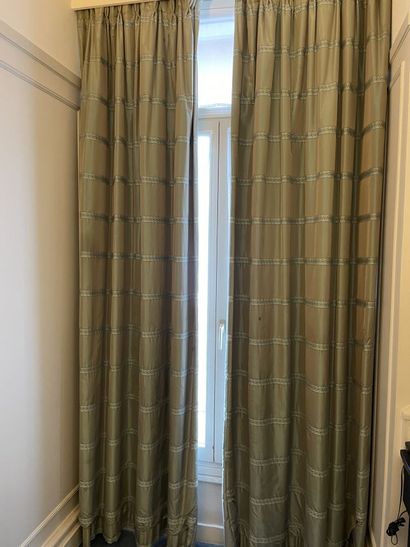 Pair of green curtains (stains)

Dimensions:...