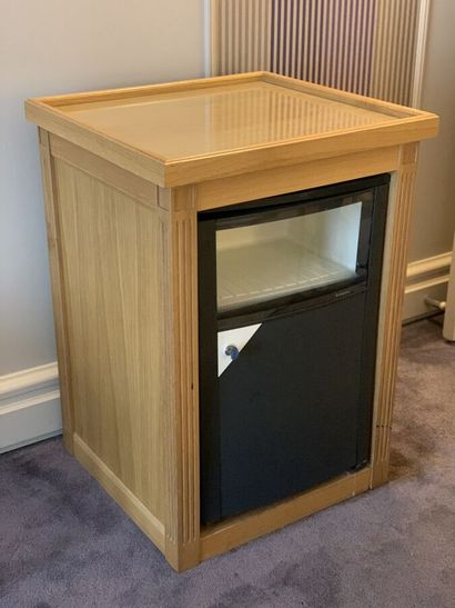 Mini bar in natural wood and veneer.

Louis...
