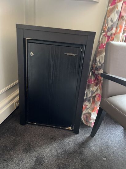 Dark wood minibar with lock

Dimensions :...