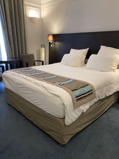 Double bed 

Size : 160 x 200 cm