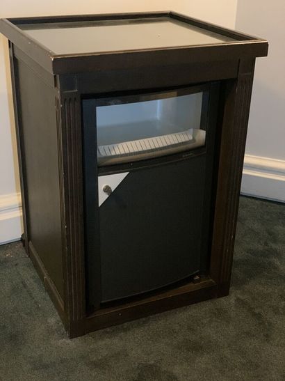 Mini-bar in dark stained wood and veneer.

Louis...