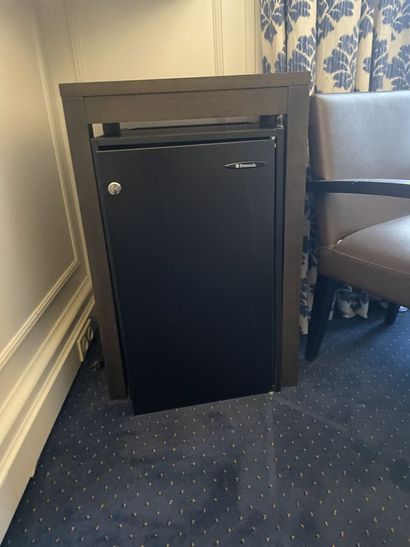 Dark wood minibar with lock

Dimensions :...