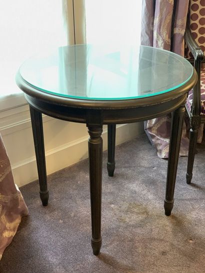 Pedestal table in dark stained wood and veneer...